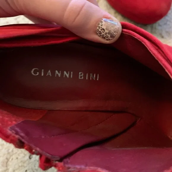 Red Rouched Ruffle Heels - Picture 6 of 8